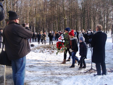 Zdjęcie Delegacja uczniów składa kwiaty pod pomnikiem Powstańsców 1863 roku w Wieluniu 22 stycznia 2016 roku..JPG