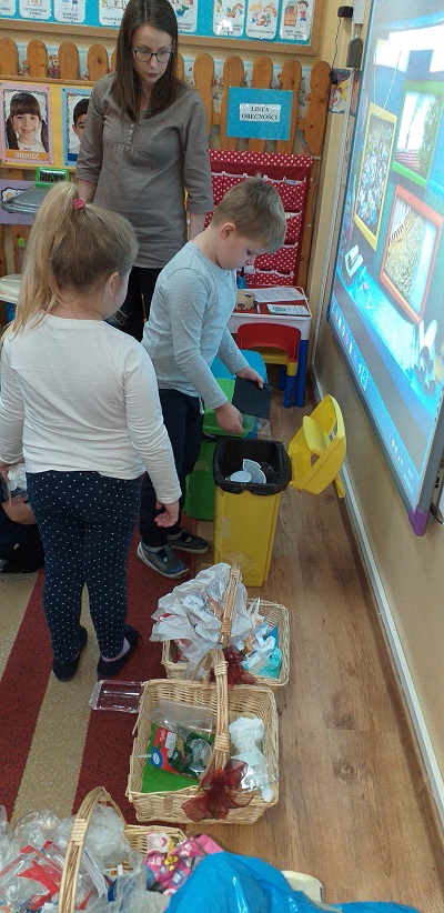 Zdjęcie Przedszkolaki uczą się segregować śmieci BIP2.jpg